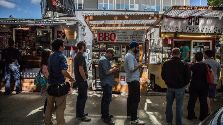 波特兰的农场直运餐厅、美食餐车等不胜枚举,是您开启俄勒冈州美食之旅的理想之选。 波特兰的农场直运餐厅、美食餐车等不胜枚举,是您开启俄勒冈州美食之旅的理想之选。