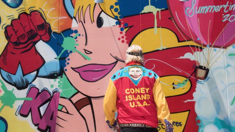 康尼艺术墙 (Coney Art Walls) 上的涂鸦为康尼岛木板路 (Coney Island Boardwalk) 提供了炫目多彩的背景图案。 康尼艺术墙 (Coney Art Walls) 上的涂鸦为康尼岛木板路 (Coney Island Boardwalk) 提供了炫目多彩的背景图案。