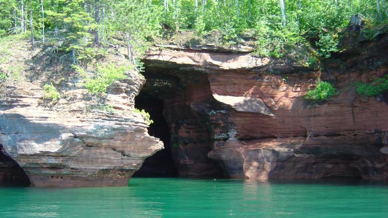 此海蚀洞又名 Garage，是岛上众多相互连接的砂岩房之一。