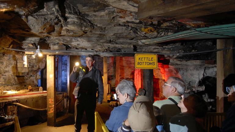 在西弗吉尼亚州煤矿展示场，跟随老矿工到地下探矿