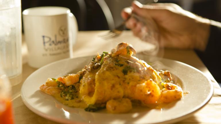 在佐治亚州圣西蒙岛的Palmer’s Village Café 餐厅用餐