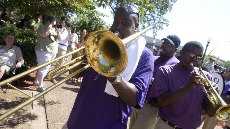 在阿拉巴马州弗洛伦斯的 W.C.Handy 音乐节上表演