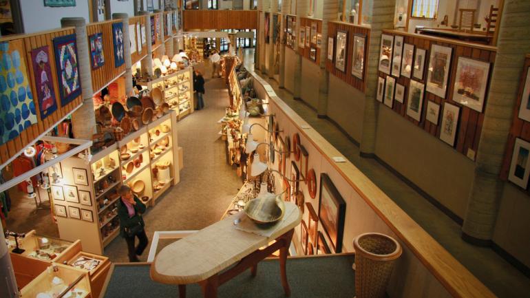 北卡罗来纳州阿什维尔民间艺术中心的传统与当代工艺品