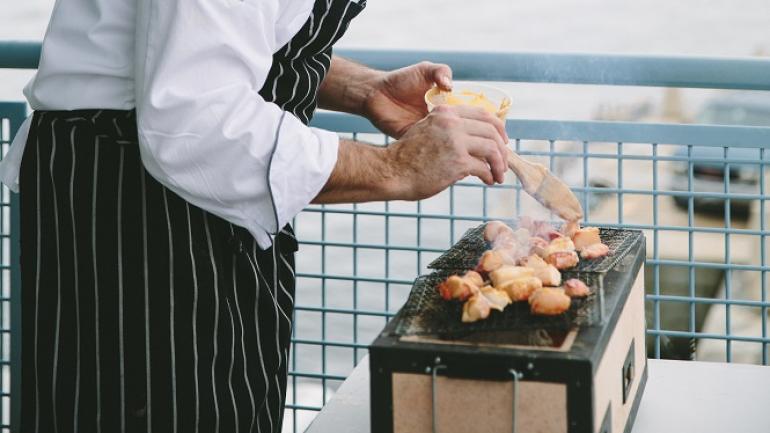 根据自己的口味烹制龙虾,有人喜欢简单处理(带壳蒸煮,然后涂上柠檬味黄油);有人喜欢烤制或者切块,或者与其他食材搭配(龙虾浓汤)。 根据自己的口味烹制龙虾,有人喜欢简单处理(带壳蒸煮,然后涂上柠檬味黄油);有人喜欢烤制或者切块,或者与其他食材搭配(龙虾浓汤)。