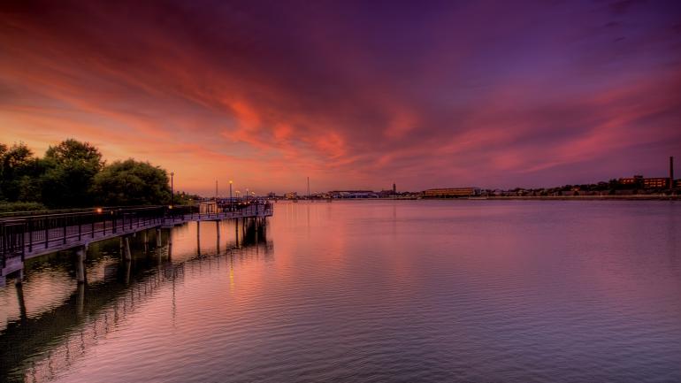贝城河畔铁路轨道沿着萨吉诺河蜿蜒铺设，是海滨的瑰宝。
