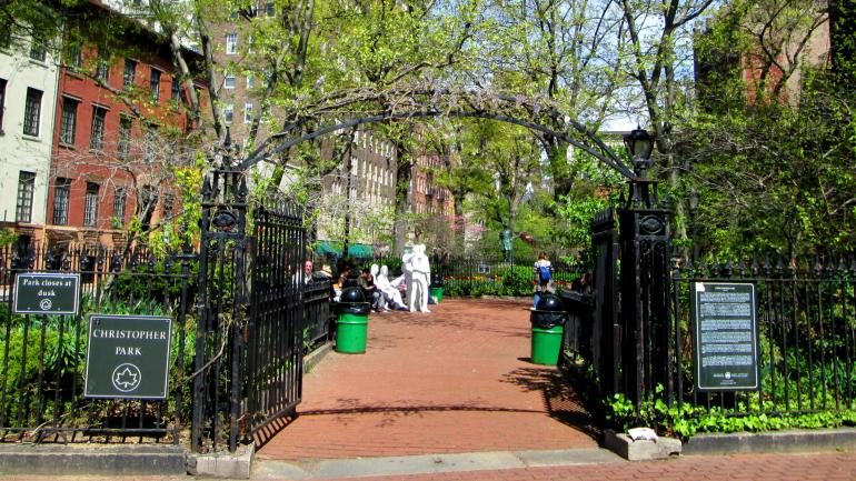 石墙国家保护区 (Stonewall National Monument) 包括克里斯托弗公园 (Christopher Park) 和公园与克里斯托弗街之间的一片街区，这片街区正对着石墙酒吧。