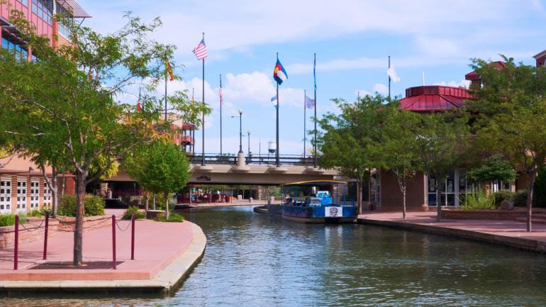 在科罗拉多州普韦布洛河滨步道上与家人共享欢乐时光