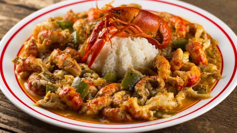 小龙虾盖浇饭(étouffée,在法语中意为“焖烧”),是时令海鲜和辛辣口味的完美融合。 小龙虾盖浇饭(étouffée,在法语中意为“焖烧”),是时令海鲜和辛辣口味的完美融合。