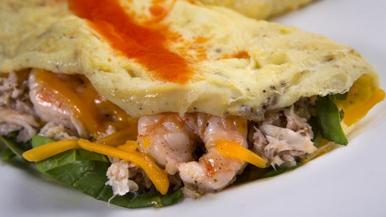 芒特普林森 Old Village Post House 餐厅的主厨 Forrest Parker 在南卡罗来纳州出生和长大,他选用新鲜的当地食材,结合自己的创意,烹制虾蟹煎蛋卷等美食。 芒特普林森 Old Village Post House 餐厅的主厨 Forrest Parker 在南卡罗来纳州出生和长大,他选用新鲜的当地食材,结合自己的创意,烹制虾蟹煎蛋卷等美食。