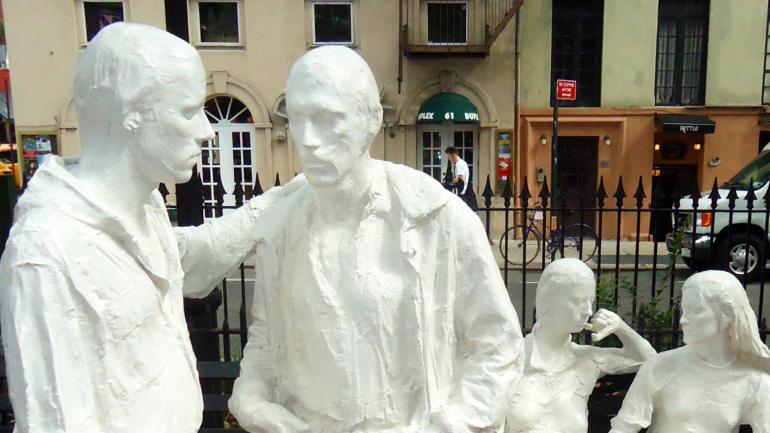 在克里斯托弗公园和石墙国家保护区内，游客们可以欣赏乔治·西格尔创作的《同性恋解放》雕像，这座雕像自 1992 年起安置在公园里供游客参观。