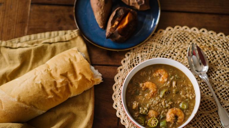 秋葵浓汤的配方不一而足,但拉斐特的多数浓汤中皆饱含新鲜的螃蟹、牡蛎、虾、鸡肉、香肠和/或番茄,最后通过增稠制成香浓炖菜。 秋葵浓汤的配方不一而足,但拉斐特的多数浓汤中皆饱含新鲜的螃蟹、牡蛎、虾、鸡肉、香肠和/或番茄,最后通过增稠制成香浓炖菜。