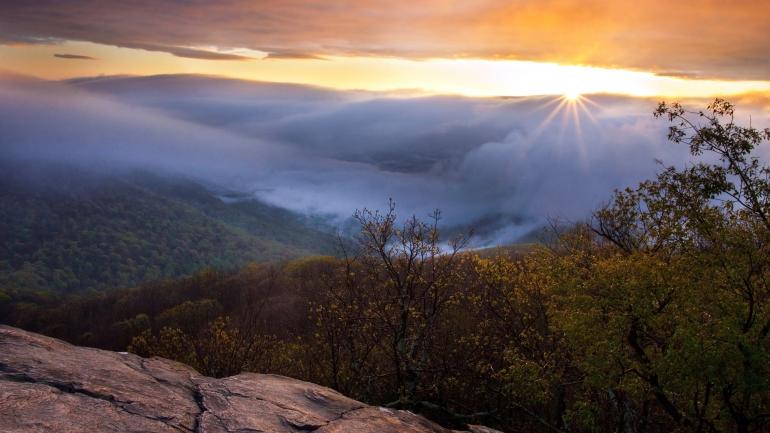 弗吉尼亚州夏洛茨维尔蓝岭公路沿线的 Humpback Rocks 岩