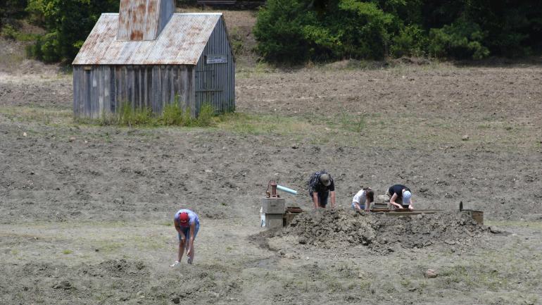 在阿肯色州默夫里斯伯勒的钻石坑州立公园中寻宝的人们