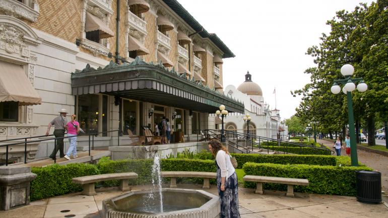 沿着阿肯色州温泉城一排历史悠久的浴所寻趣探奇