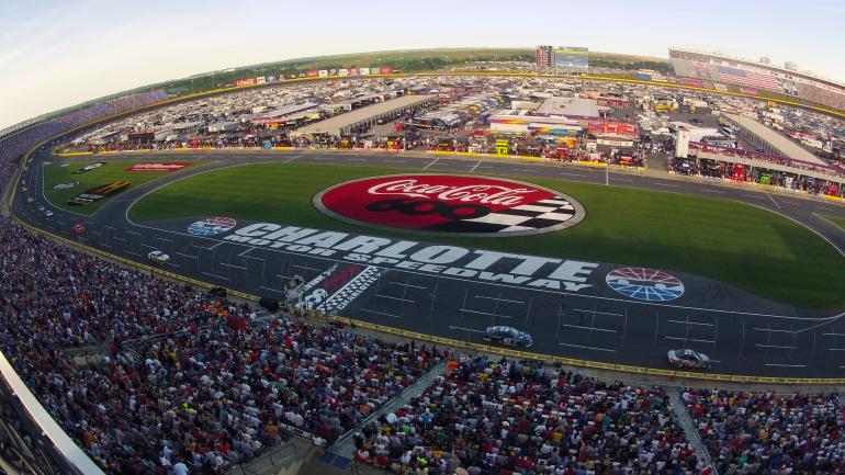 在北卡罗来纳州夏洛特市的夏洛特赛车场感受比赛日的氛围