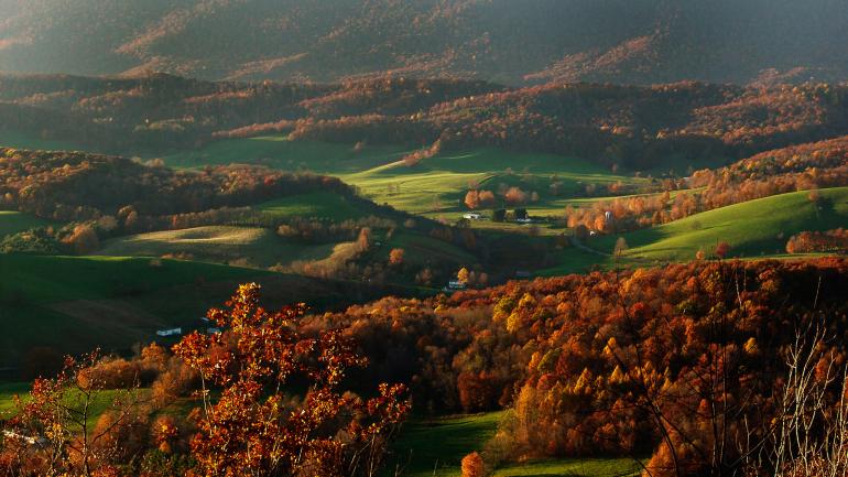 在弗吉尼亚州威斯维尔市沿大沃克山风景小路蜿蜒前行至大沃克观景台和怪兽岩石