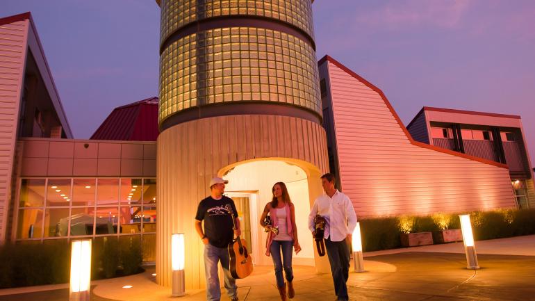 参观弗吉尼亚州阿宾登小镇上的哈特伍德工匠中心（Heartwood Artisans Center），购买当地特色手工艺品，欣赏音乐，感受美食和文化的盛宴。