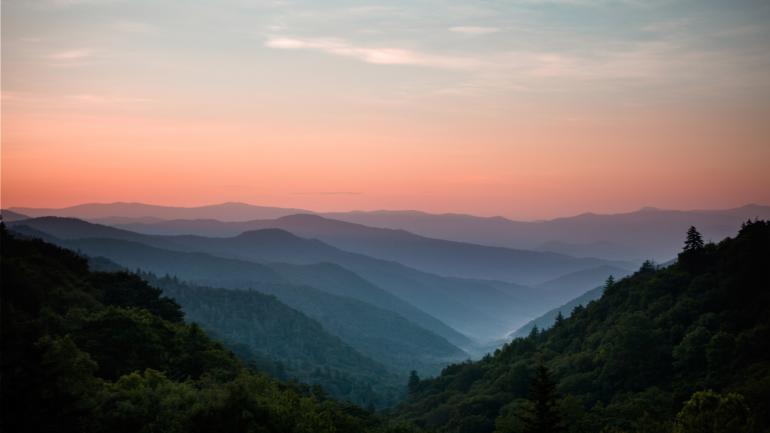 田纳西州诺克斯维尔是通往大烟山的门户，在此可以欣赏到无与伦比的自然美景。