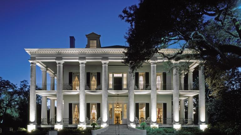 在密西西比州纳奇兹,您甚至可以在始建于约 1856 年的充满历史魅力的 Dunleith Plantation 留宿 在密西西比州纳奇兹,您甚至可以在始建于约 1856 年的充满历史魅力的 Dunleith Plantation 留宿