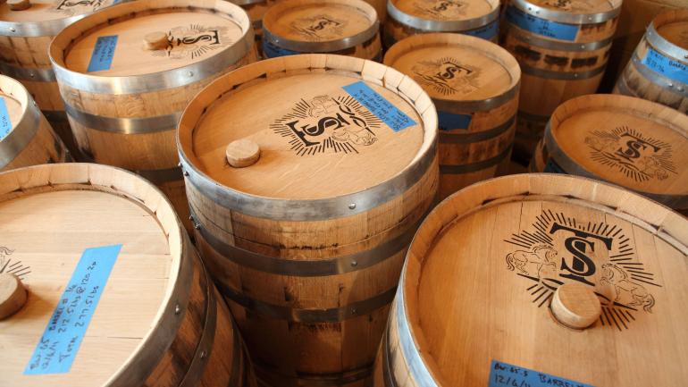 装满 Troy & Sons 的摩闪酒（或称为“白色威士忌”）在 Asheville Distilling Co. 公司等待罐装北卡罗来纳州，阿什维尔