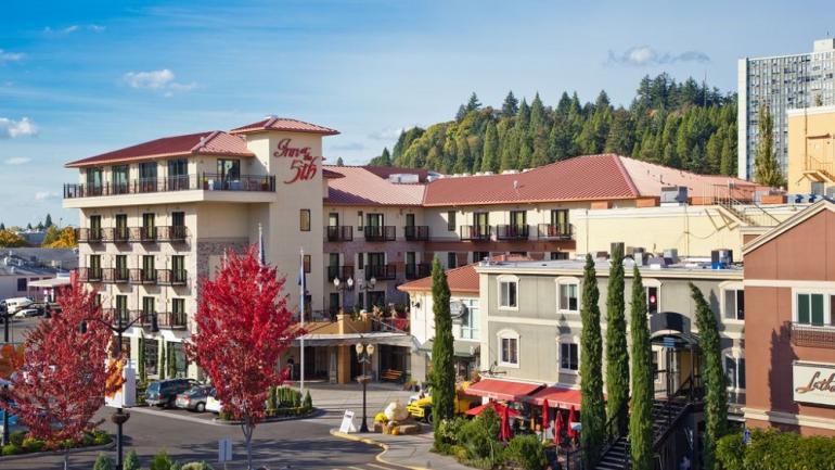 预订第五街上的精品式酒店,如尤金酒店(Eugene's Inn)。 预订第五街上的精品式酒店,如尤金酒店(Eugene's Inn)。