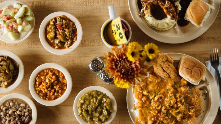 这类简单而丰盛的拼盘餐食中盛满了肉、蔬菜和面包,为满足拉斐特工人阶级的饱腹需求而创制。 这类简单而丰盛的拼盘餐食中盛满了肉、蔬菜和面包,为满足拉斐特工人阶级的饱腹需求而创制。