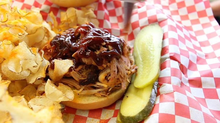 杰斐逊城的 Lutz's BBQ 烧烤店供应烧烤美食搭配自制的螺旋切片薯片。