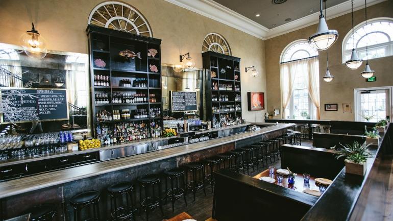 Mike Lata 主厨的 The Ordinary 餐厅位于查尔斯顿,餐厅设计经典、风味独到,提供各种一流的海鲜美食。 Mike Lata 主厨的 The Ordinary 餐厅位于查尔斯顿,餐厅设计经典、风味独到,提供各种一流的海鲜美食。