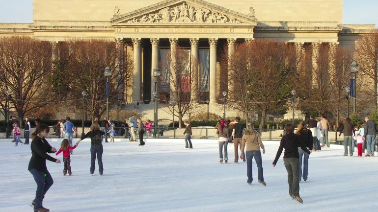 在美国国家美术馆雕塑公园内的溜冰场上溜冰，同时欣赏周围的纪念碑和艺术作品。