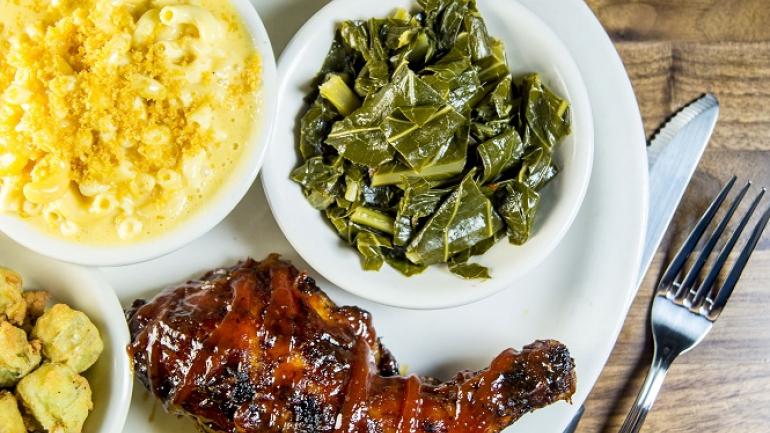 希尔顿黑德岛 One Hot Mama’s American Grille 餐厅的主厨 Orchid Paulmeier 将夏威夷风味融入她喜爱的休闲美食中。 希尔顿黑德岛 One Hot Mama’s American Grille 餐厅的主厨 Orchid Paulmeier 将夏威夷风味融入她喜爱的休闲美食中。