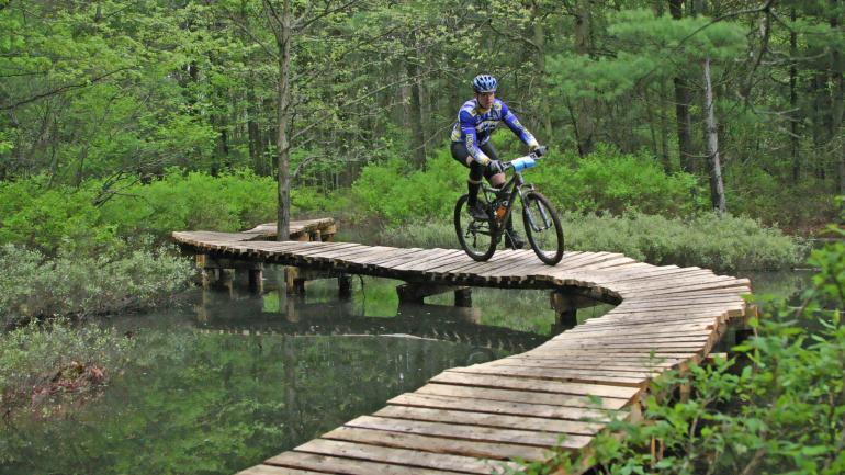 45 公里的皮尔马凯特铁路轨道是一条全国公认的名人堂路径，适合骑行者、轮滑者和步行者。