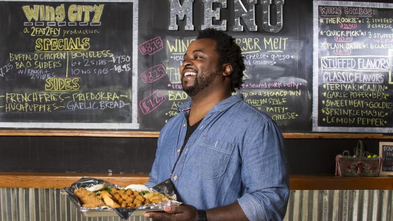 哥伦比亚 Ramon Dickerson 主厨的 2 Fat 2 Fly Wing City 餐厅的鸡翅美味声名远播,搭配各种美食和可口小菜。 哥伦比亚 Ramon Dickerson 主厨的 2 Fat 2 Fly Wing City 餐厅的鸡翅美味声名远播,搭配各种美食和可口小菜。