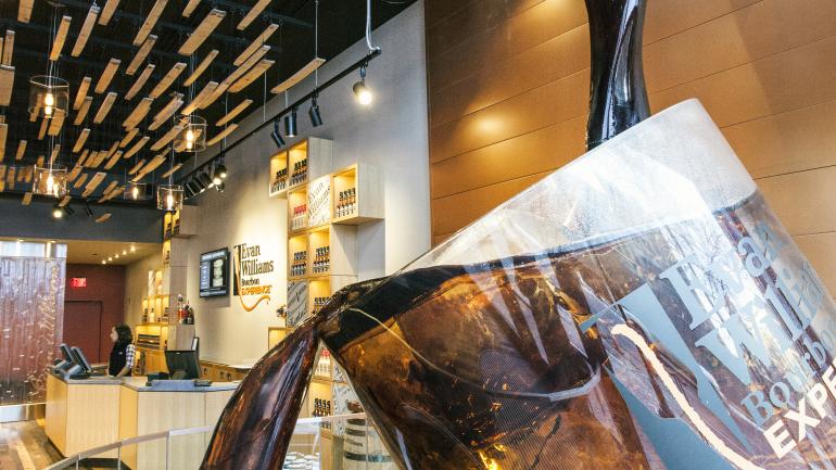 在路易维尔市中心，沿着城市波本小道前往几家酒厂（包括 Evan Williams Bourbon Experience 酒厂）参观和品尝。