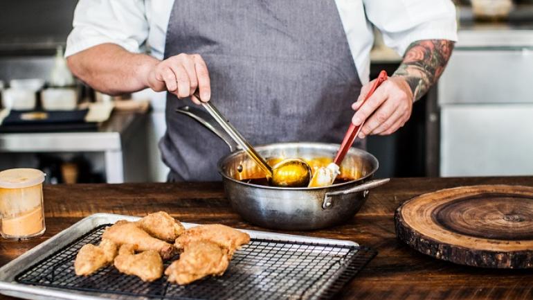 Sean Brock 主厨选用自己屋顶菜园以及南卡罗来纳州当地农产品精心烹制灵感四溢的新鲜传统美食。 Sean Brock 主厨选用自己屋顶菜园以及南卡罗来纳州当地农产品精心烹制灵感四溢的新鲜传统美食。