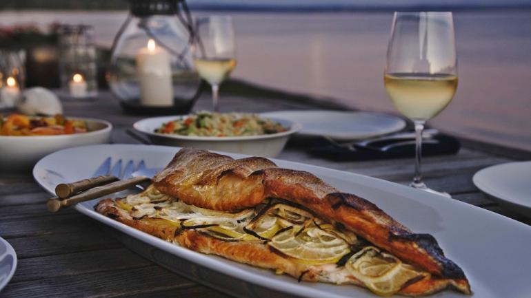 在俄勒冈州海边的餐厅,一边品尝虹鳟等新鲜的当地鱼味,一边眺望太平洋的美景。 在俄勒冈州海边的餐厅,一边品尝虹鳟等新鲜的当地鱼味,一边眺望太平洋的美景。