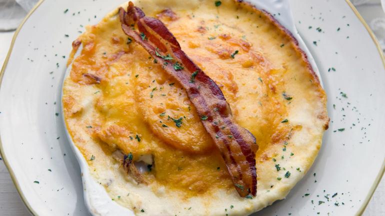 在路易维尔历史悠久的布朗酒店，品尝肯塔基热布朗三明治，这种三明治没有顶盖，配有烤火鸡胸肉和奶油莫奈酱。