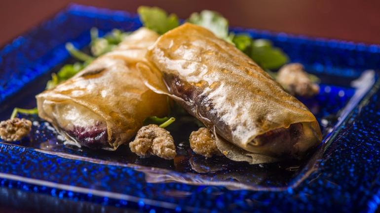 格林维尔 Passerelle Bistro 餐厅的烹饪主厨 Teryi Youngblood 在传统菜肴中融入法式风味,然后添加一些现代手法,烹制出一流美食。 格林维尔 Passerelle Bistro 餐厅的烹饪主厨 Teryi Youngblood 在传统菜肴中融入法式风味,然后添加一些现代手法,烹制出一流美食。