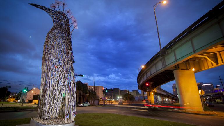 在普瓦德拉长廊雕塑展 (Poydras Corridor Sculpture Exhibition) 细细品味雕塑艺术,探索新奥尔良的艺术气息。 在普瓦德拉长廊雕塑展 (Poydras Corridor Sculpture Exhibition) 细细品味雕塑艺术,探索新奥尔良的艺术气息。