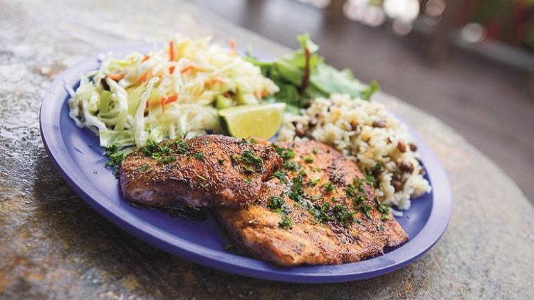 在 Walt’z Fish Shak 餐厅，点上一份精心熏制的当地石斑鱼，尽情享受黑胡椒粉和其他特色调料点缀之下鲜嫩爽滑、入口即化的美味肉质。