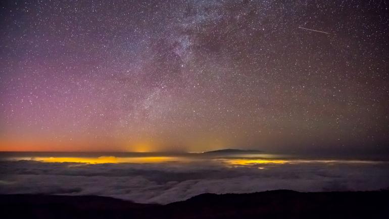 在莫纳克亚火山游客中心 (Maunakea Visitor Information Station) 欣赏夜空
