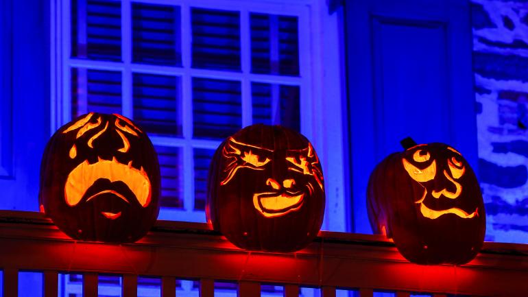 在南瓜上雕刻出一张鬼脸,展现你富有艺术的一面。 在南瓜上雕刻出一张鬼脸,展现你富有艺术的一面。