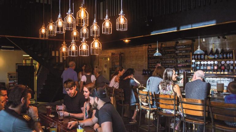 在 3 Daughters Brewing 酿酒厂的酒吧放松，或者去酒厂的仓库参加游戏，听听现场音乐会。