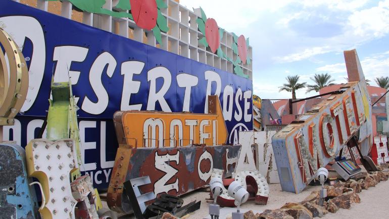 前往霓虹灯博物馆 (Neon Museum) 的霓虹灯墓地 (Neon Boneyard),参观拉斯维加斯过去遗留下来的复古霓虹灯招牌。 前往霓虹灯博物馆 (Neon Museum) 的霓虹灯墓地 (Neon Boneyard),参观拉斯维加斯过去遗留下来的复古霓虹灯招牌。