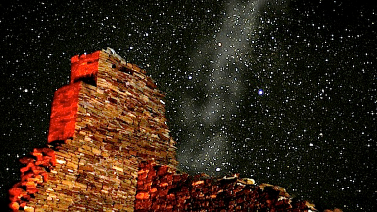 繁星点缀的布景照亮了查科文明的古代遗址