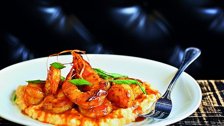 无论是热煎炸、鸡尾酒冷食，还是与玉米粥一起煮制，海湾虾都能够以其百变美味当仁不让地成为当地海鲜的代言美食。