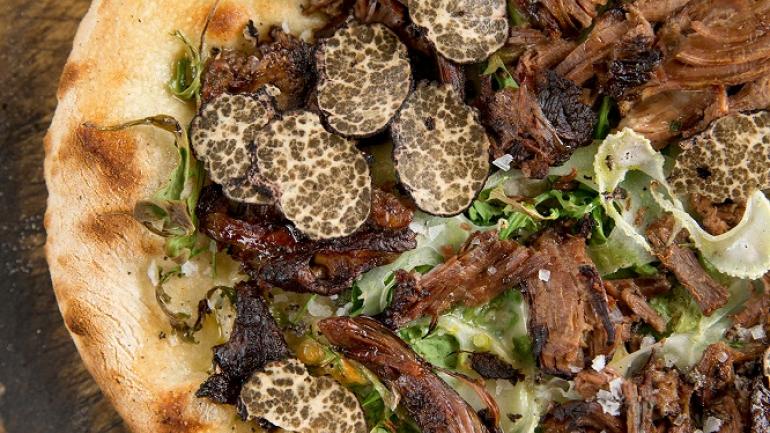 富有创意的俄勒冈厨师会参加节日盛会来庆祝当地各种美味食材,如洒在木炭烤制披萨上的新鲜松露。 富有创意的俄勒冈厨师会参加节日盛会来庆祝当地各种美味食材,如洒在木炭烤制披萨上的新鲜松露。