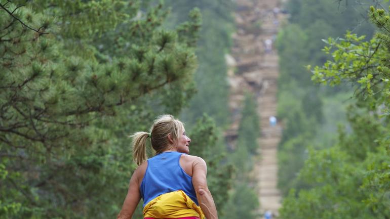 徒步穿越马尼图斜坡，欣赏全程的精彩美景。
