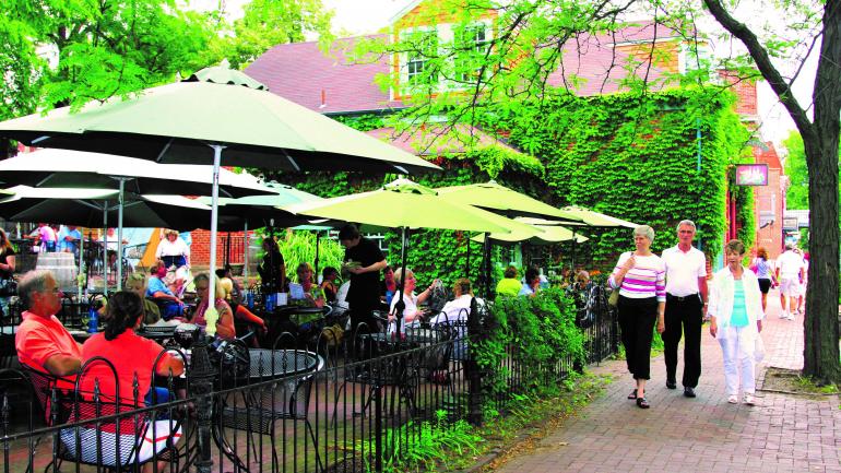 蜿蜒穿行于圣查尔斯历史悠久的主街，游览两侧林立的古雅餐厅和独具特色的商店。