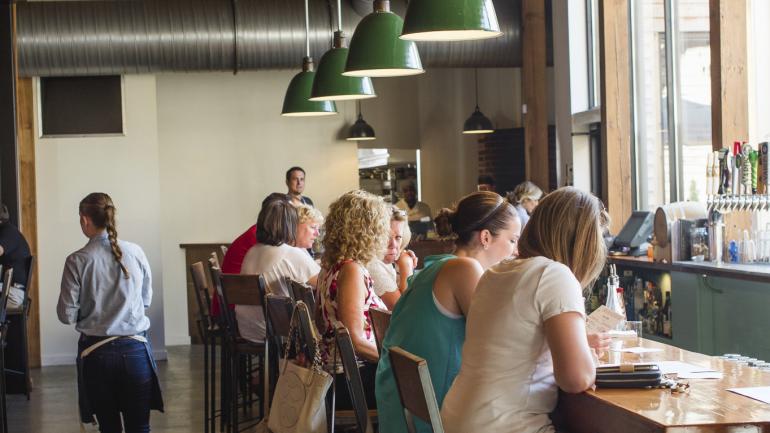 食客们在哈里斯堡 The Millworks 餐厅品尝美食。