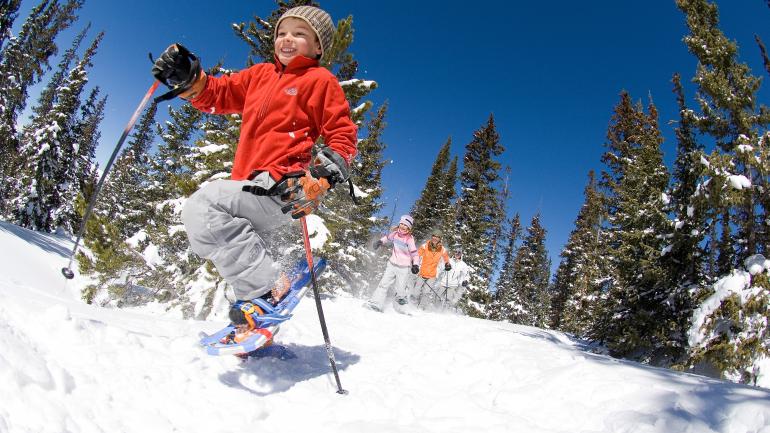冬季月份，雪地运动包括在韦尔山上滑雪。